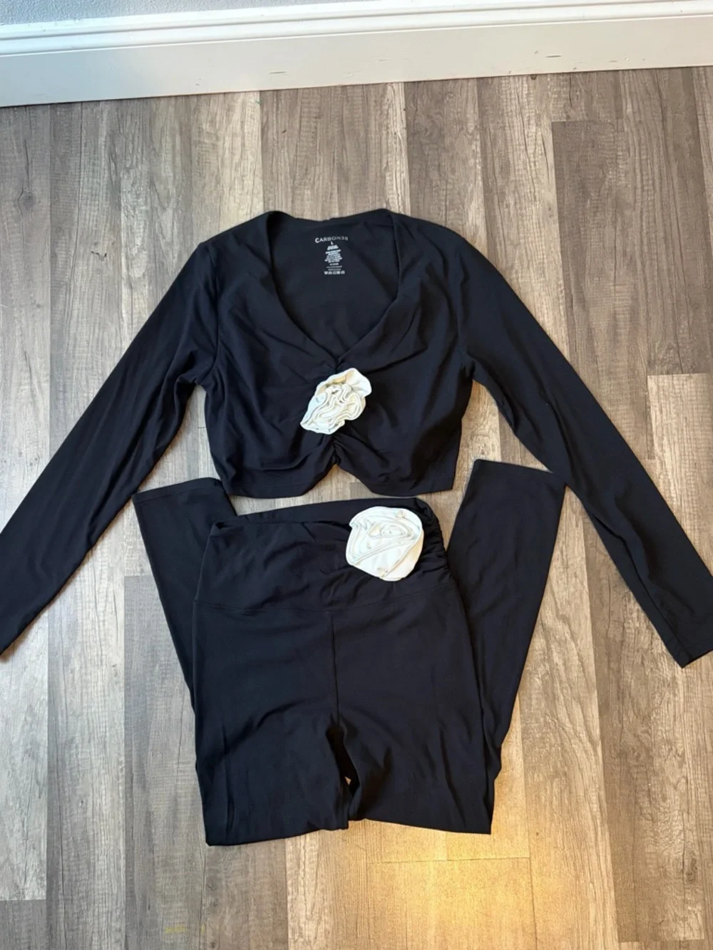 Carbon 38 Rosette Long Sleeve Top and leggings set - Picture 4 of 10